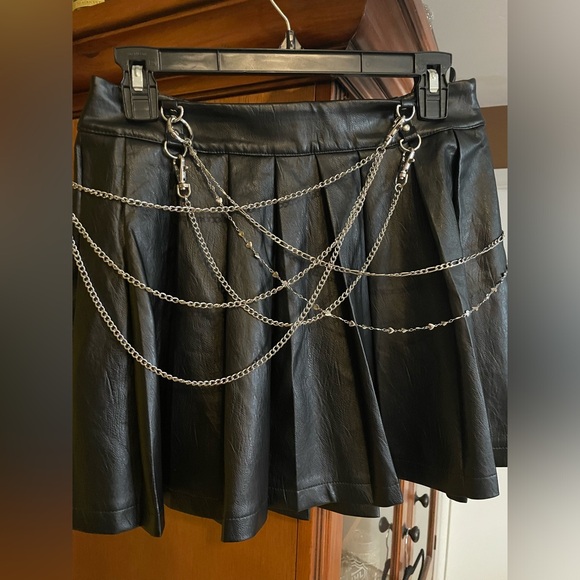 Forever 21 Black Pleated Faux Leather Chain Skirt Size M Goth - Picture 9 of 9